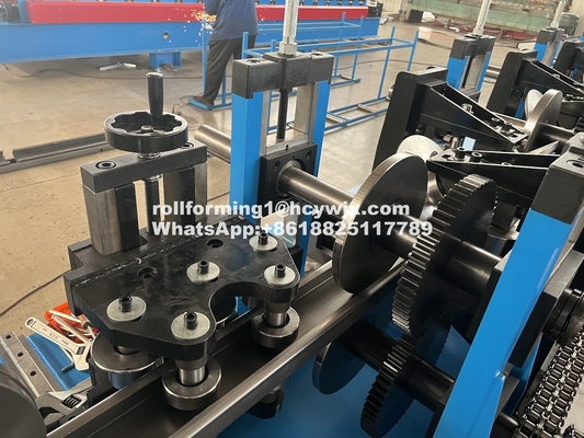 Um clique CZ Purlin Interchange Roll Forming Machine Chain Drive