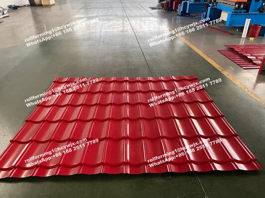 Máquina de moldagem de rolos de dupla camada com sistema de controlo PLC de corte hidráulico para telhas de telhado de espessura 0,3-0,6 mm