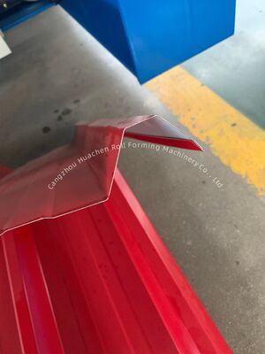 Máquina para formar folhas de painéis de telhado e de painéis de parede
