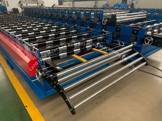 Máquina para formar folhas de painéis de telhado e de painéis de parede