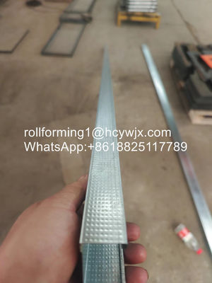 O PLC controla o rolo do parafuso prisioneiro que forma a máquina com o corte hidráulico, formando a velocidade 0 - 15m/minuto