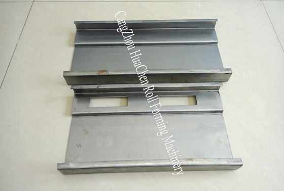 Rolo de aço galvanizado do quadro de porta que forma a máquina 1.2mm com furos do fechamento do perfurador