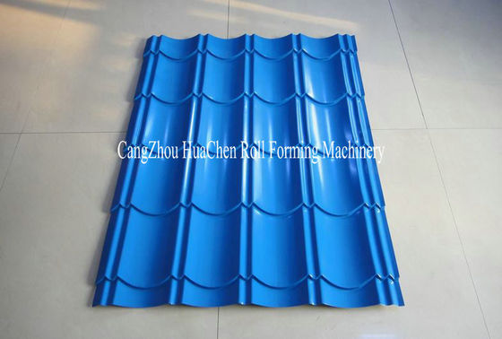 Rolo do telhado do estilo clássico e romano que forma a máquina